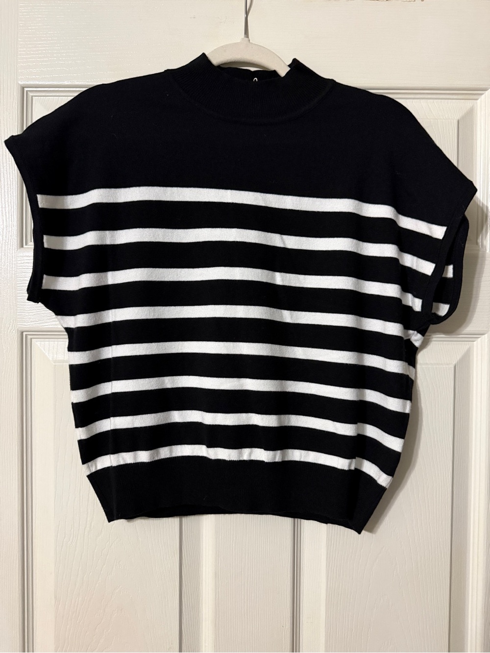 eesome Black and White Striped Short Sleeve Sweater Top